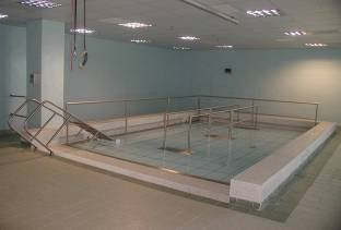 Бассейн с полностью поднятым фальшполом. Установлены брусья, лестница, подъемник