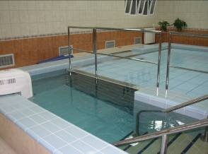 Систем регулировки глубины на части бассейна. Видна защитная штора