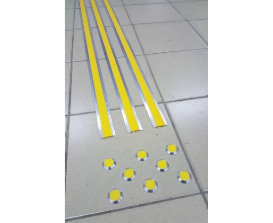 Направляющая тактильная лента с клеевым основанием Размер 29 х 4,2 мм
