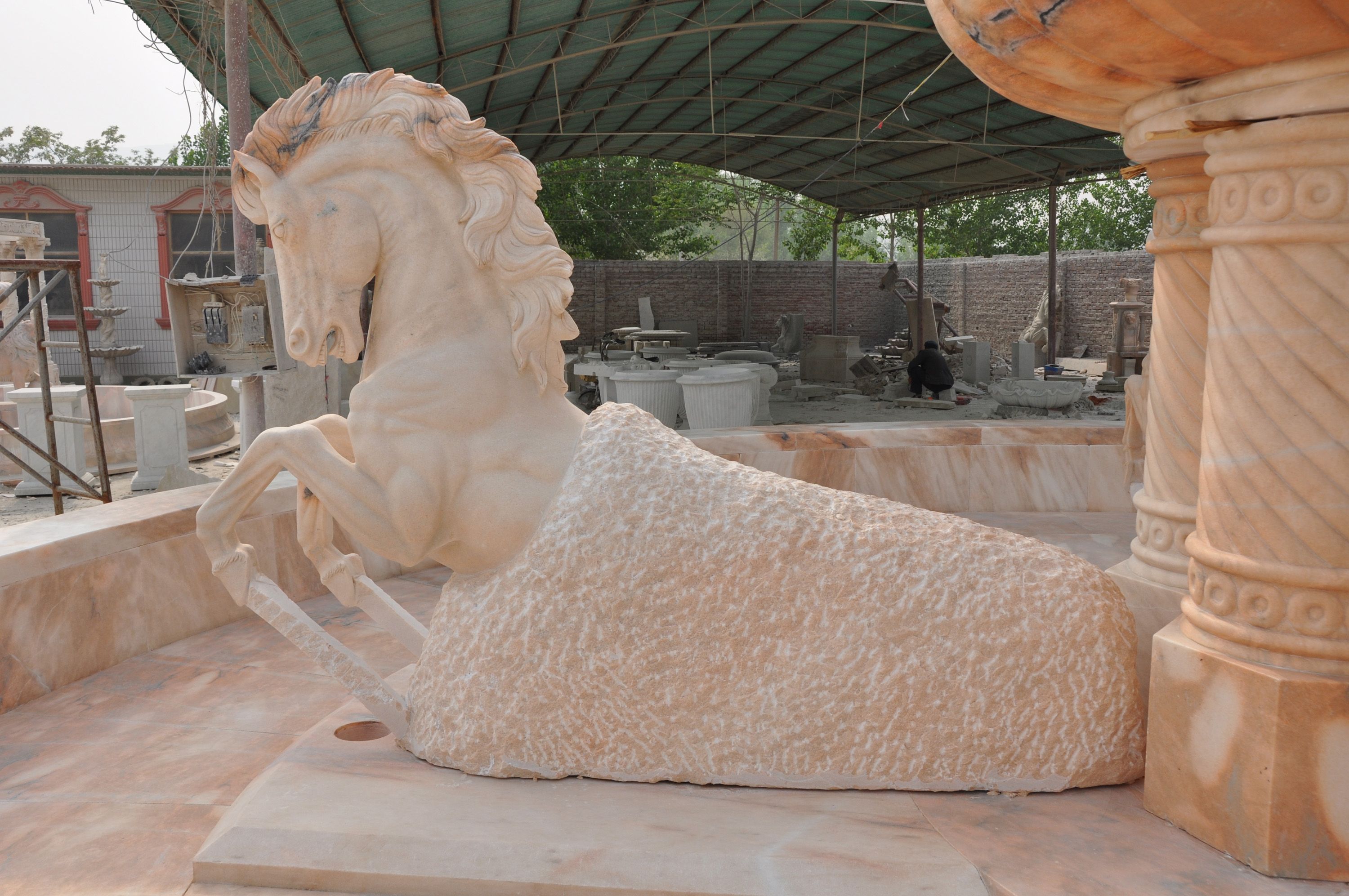 Большой фонтан со статуями лошадей, для дома и парка код Polien 6-34