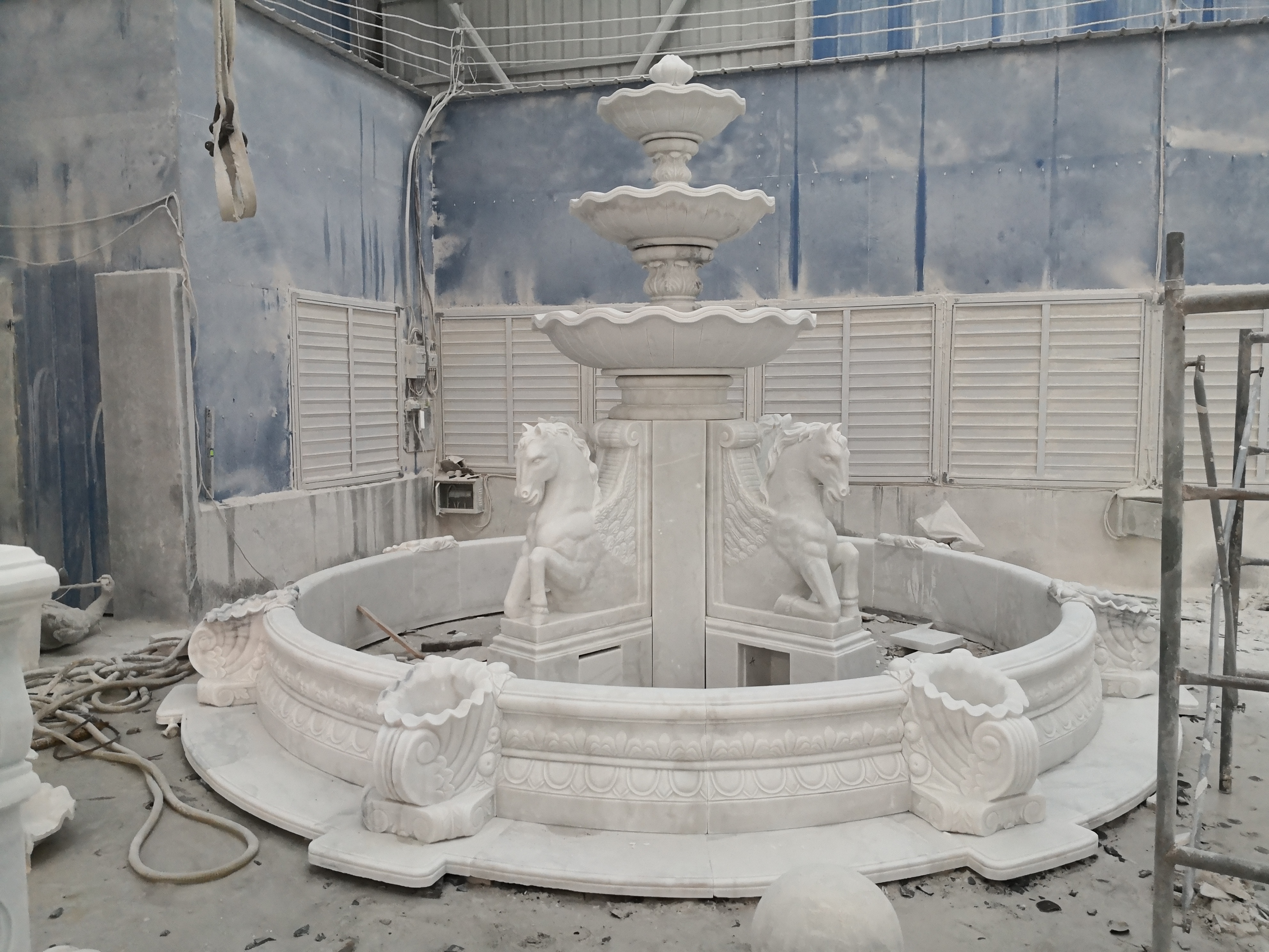 Большой фонтан со статуями лошадей, для дома и парка код Polien 6-34